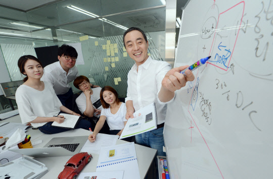 김정빈 수퍼빈 대표(오른쪽 첫번째)와 직원들이 서울 역삼동 본사 사무실에서 재활용 폐기물 자동화 처리 시스템 개발을 위한 회의를 하고 있다. 수퍼빈은 재활용 폐기물을 자동으로 분류·수거하는 인공지능 재활용 자판기 '네프론'과 사용자에게 모바일 인증을 통해 현금 등을 보상하는 핀테크 기술 등을 개발하는 공공기술 창업 기업이다.   김민수기자 ultrartist@